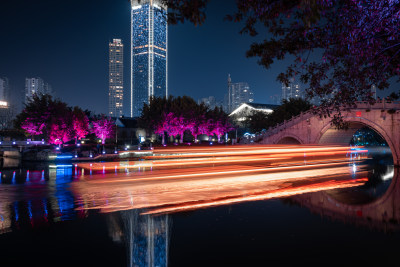 古老的塘河与繁华的现代都市夜景交相辉映5