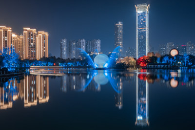 古老的塘河与繁华的现代都市夜景交相辉映2