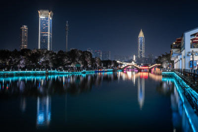 古老的塘河与繁华的现代都市夜景交相辉映4