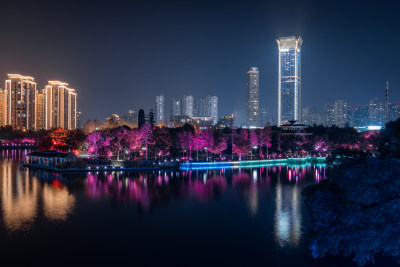 古老的塘河与繁华的现代都市夜景交相辉映3
