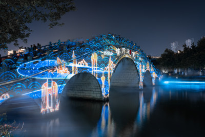 古老的塘河与繁华的现代都市夜景交相辉映6