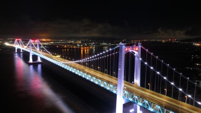 瓯江北口大桥夜晚灯光下的产业区两岸