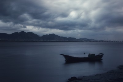 暴雨前飘摇的小船