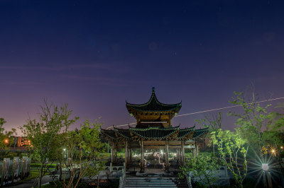 这组作品拍摄于瓯江口灵昆江边堤岸，夜幕降临，人们出来纳凉休闲，锻炼身体，走到这宽敞江边堤上，仰望夜空