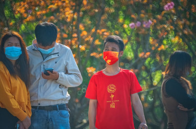 这组作品拍摄于，瓯江口新城区十里樱花，核酸检测点，排起了长队，突然，中间有人在练武功，瞬间抓拍