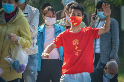 这组作品拍摄于，瓯江口新城区十里樱花，核酸检测点，排起了长队，突然，中间有人在练武功，瞬间抓拍