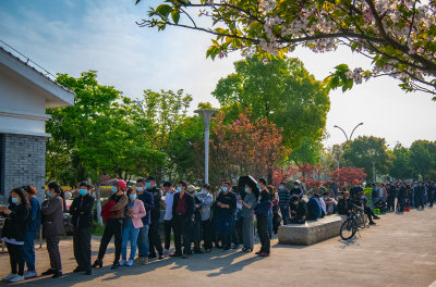 这组作品拍摄于，瓯江口新城区十里樱花，核酸检测点，排起了长队，突然，中间有人在练武功，瞬间抓拍