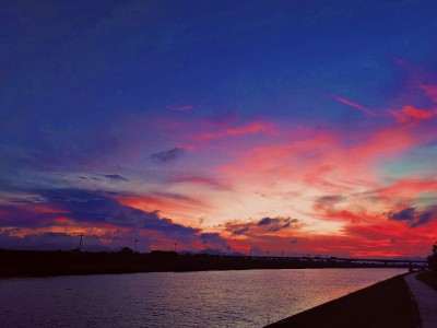 一抹夕阳映大河