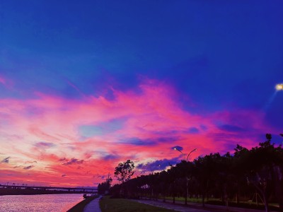 一抹夕阳映河岸