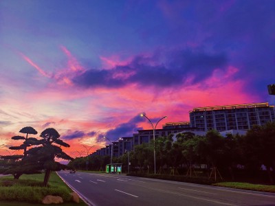 一抹夕阳映楼阁