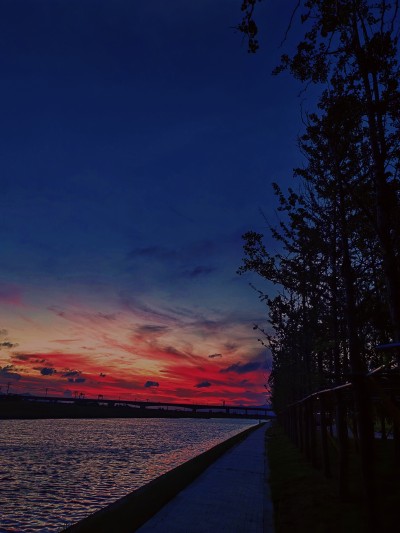 一抹夕阳映河岸