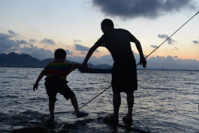 第六图渔民迎着夕阳靠岸的身影