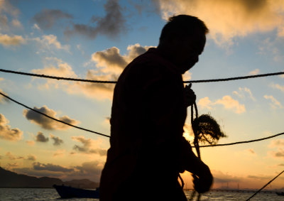 第七图渔民迎着夕阳靠岸的身影