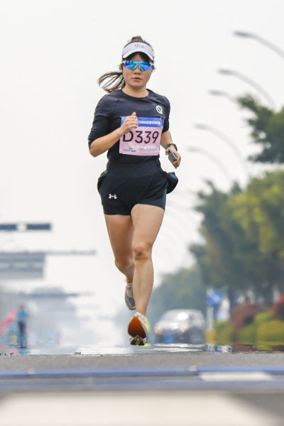 图三女运动员奋力向终点冲刺瞬间