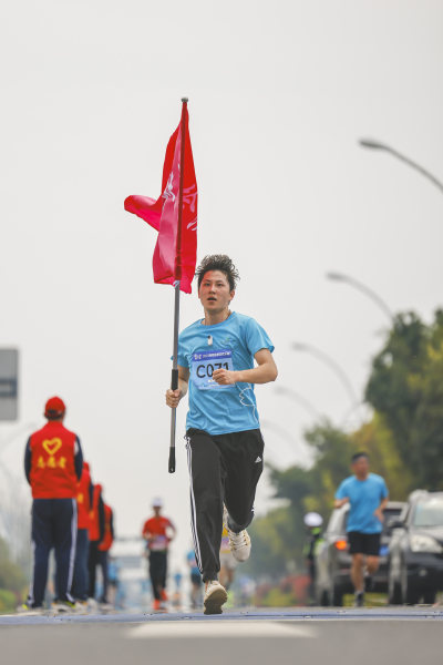 图二运动员不顾一切奋力向终点冲刺瞬间