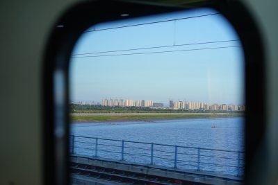 坐轻轨观新城