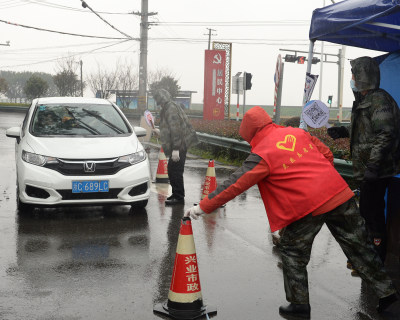 2.防疫人员在入村口检查