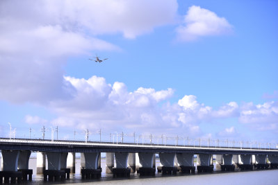 8日19日清晨拍摄于海思码头，南口大桥上驶过的飞机，亦如日本动漫宫崎骏《天空之城》般梦幻~