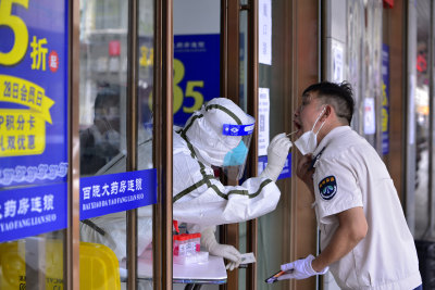 拍摄于8月19日午间，灵昆街一线医务工作人员顶着高温工作，居民积极配合检测的请景。