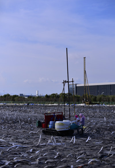 题目：烈日下的建设者。说明：8月16日拍摄于工贸学院新校区施工地，中午烈日下工作的建筑工人。