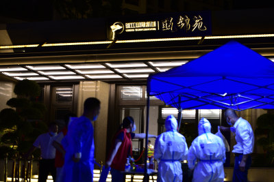 8月16日全员核酸，晚间拍摄于瓯锦苑门口核酸点大家顶着高温齐心协力工作的影像。