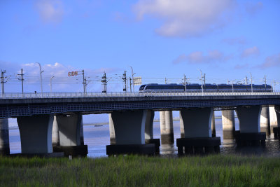 8日19日清晨拍摄于海思码头，南口大桥上日本动漫宫崎骏《天空之城》梦幻般的海上幸福号列车~