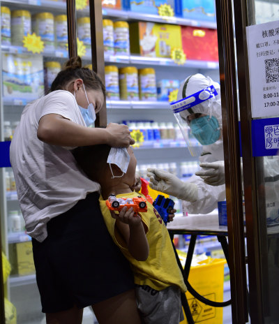 拍摄于8月18日晚，灵昆街一线医务工作人员顶着高温工作，母亲抱着小孩男检测的有趣情节。