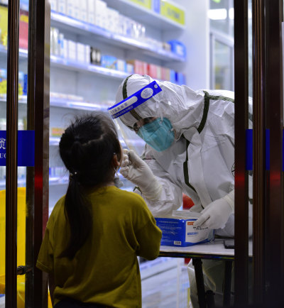 拍摄于8月18日晚，灵昆街一线医务工作人员顶着高温工作，小女孩很乖巧地配合。