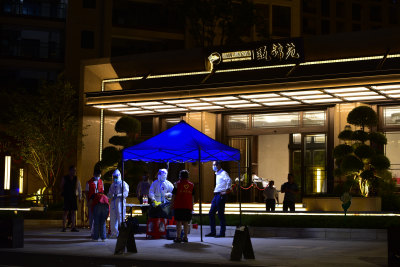 8月16日全员核酸，晚间拍摄于瓯锦苑门口核酸点大家齐心协力收尾。
