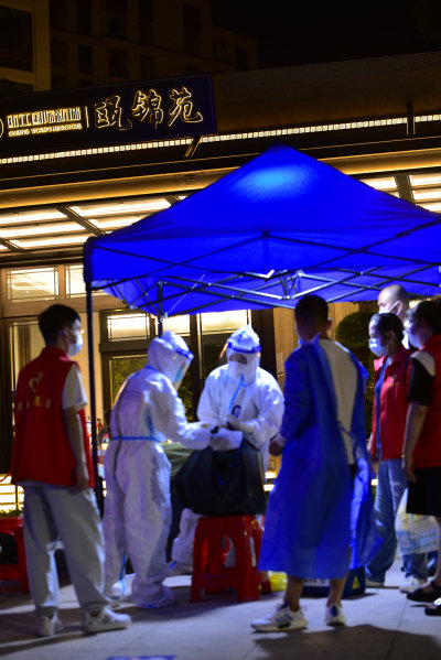 8月16日全员核酸，晚间拍摄于瓯锦苑门口核酸点大家齐心协力收尾。