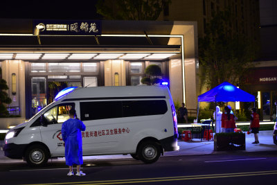8月16日全员核酸，晚间拍摄于瓯锦苑门口核酸点医务车和忙碌的医务人员。