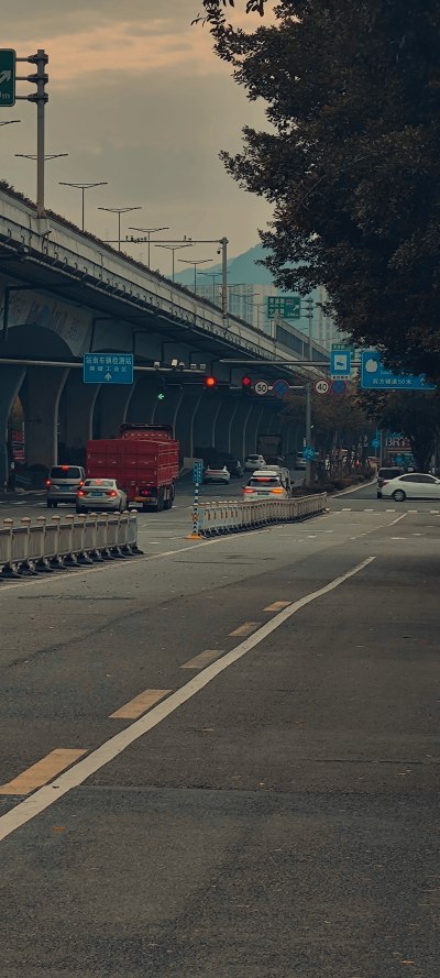 远远望去有车辆来开过