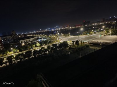 城市的夜晚霓虹灯璀璨，夜景真的很美